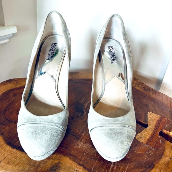 Women’s Michael KORS Grey Suede PLATFORM PUMPS Chrome heel sz 9 Almond toe - Picture 5 of 7